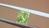 0,92 ct Diamant brillant modifié de forme rectangulaire de couleur naturelle verte.