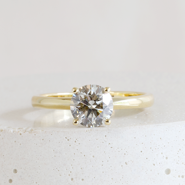 1.05 ct Cool Grey VS2 Round Lab Diamond Pietra Solitaire in Yellow Gold