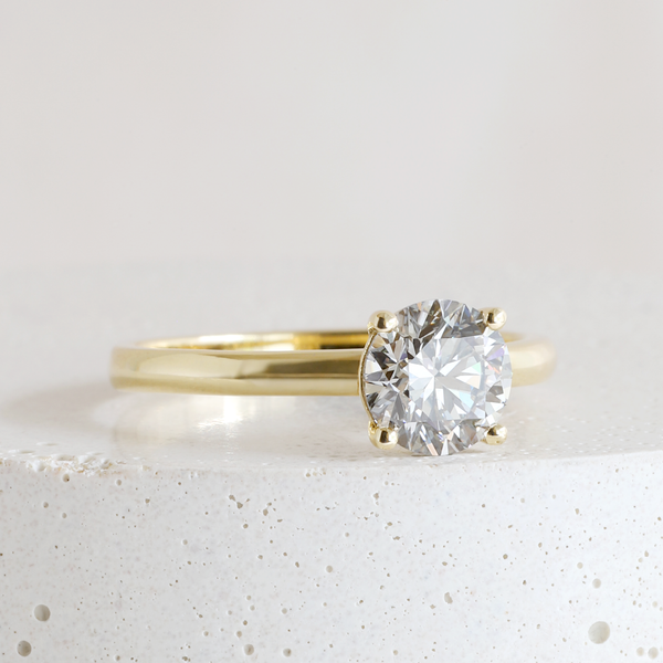 1.05 ct Cool Grey VS2 Round Lab Diamond Pietra Solitaire in Yellow Gold