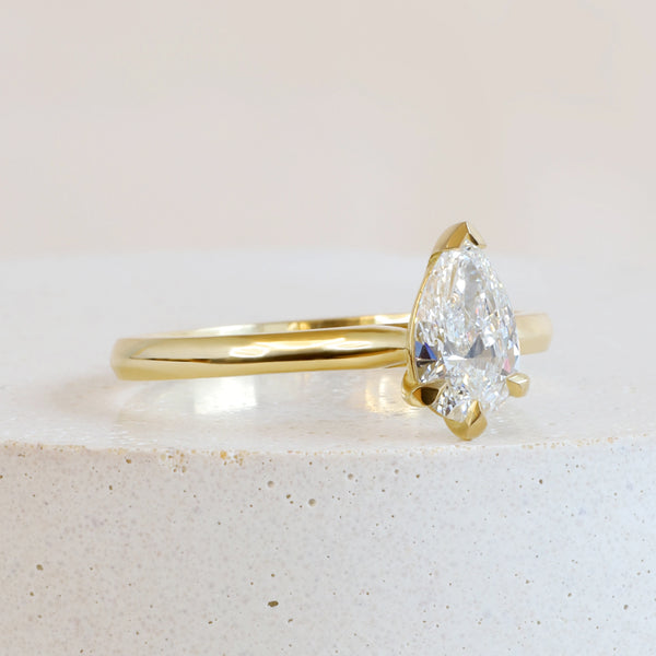 0.80 ct F VS2 Pear Lab Diamond Maude Solitaire in Yellow Gold